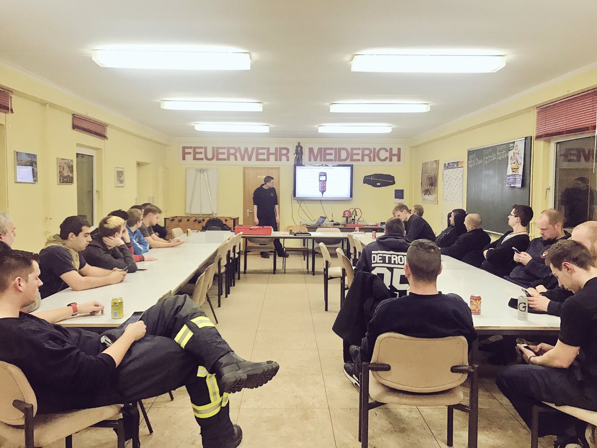 fw_meiderich's tweet photo. #Digitalfunk #Analogfunk #lg202 #Dienstabend #einsatzbereit #duisburg  #feuerwehr #lz210 #FeuerwehrDuisburg #HLF20 #fireandfight #notruf https://t.co/2vKulxDXgw