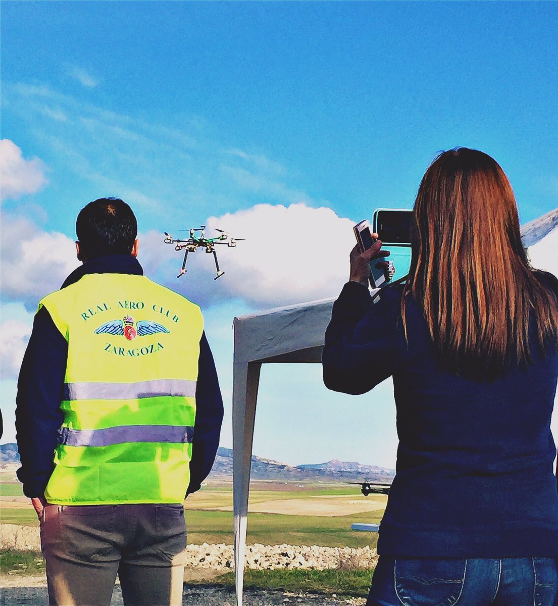 AeroclubZaragoz's tweet photo. Inmortalizando y evaluando la pericia #dronera de los alumnos! Orgullosos de su progresión!!
#cursosdepiloto#dron #RPA
#5Kg #ilovedronig https://t.co/WibHyi74kQ