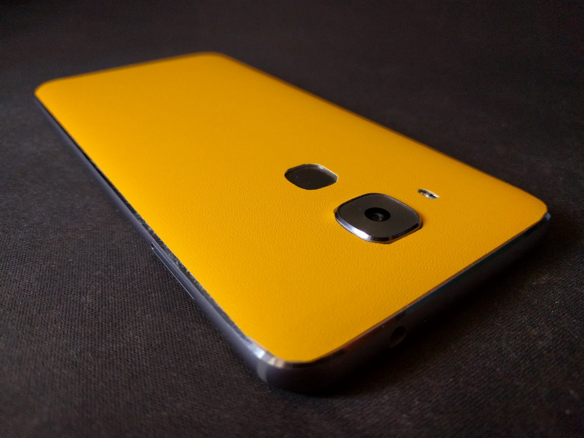 shveetgames's tweet photo. When @dbrandSkins Doesn't carry a skin for your device. So you decide to make one. #LoveFindsAWay #HuaweiNovaPlus https://t.co/4P8M1xryrF