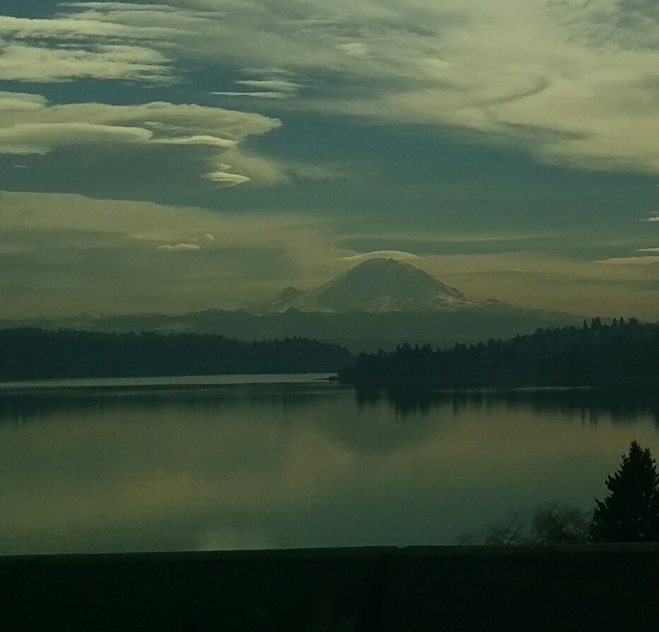 Great lenticulars developing over and east of Mt. Rainier right now! <a href="/NWSSeattle/">NWS Seattle</a> @ScottSKOMO <a href="/ShannonODKOMO/">Shannon O'Donnell</a> <a href="/MorganKIRO7/">Morgan Palmer</a>