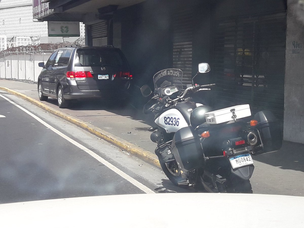 satcer's tweet photo. Este carro todos los dias en la acera. Pertenece a una funeraria en la Ave. de los Martires. @ATTTPanama @BlandonJose @congolandia_pty https://t.co/HpPdnqp9PZ