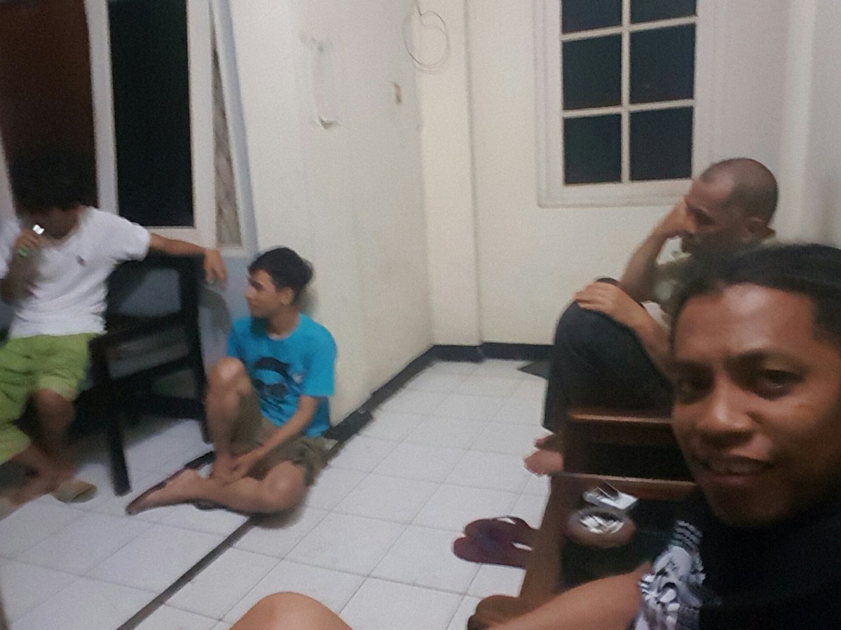 Arie_Kriting's tweet photo. Jam segini, merayakan felentain... https://t.co/L08jB5sNQ2