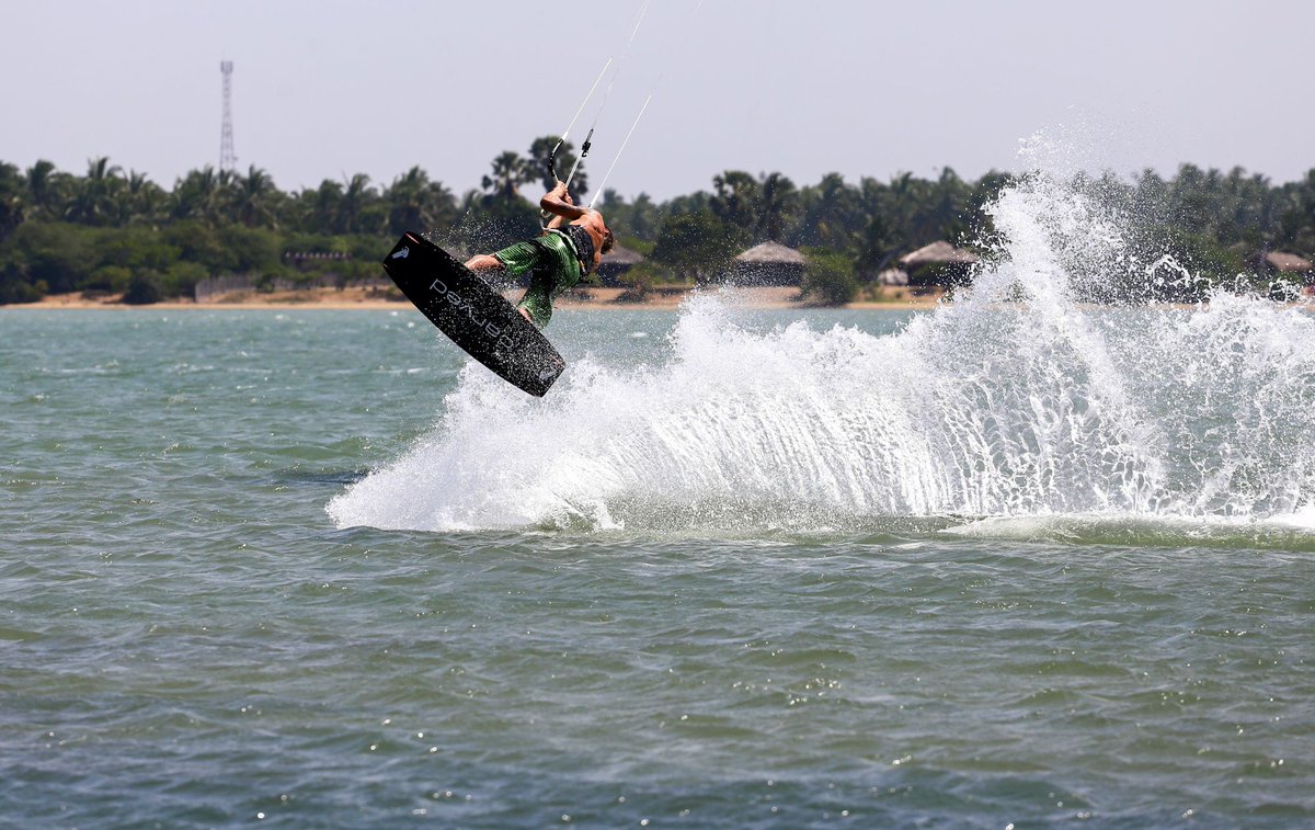 kiteworldwide's tweet image. Stylish S-Bend in the flat water lagoon in Kalpitiya. 
buff.ly/2kiTQht