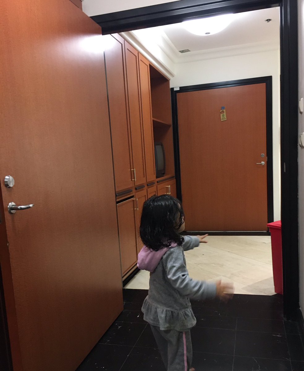 xnnnhala's tweet photo. حلا الان  تتمشى بالغرفه وتمد يدينها يمين ويسار لاترى الاشياء والله ثم والله انها تدمي القلب حسبي الله ونعم الوكيل حسبي الله بس https://t.co/u3lVG6O5GC