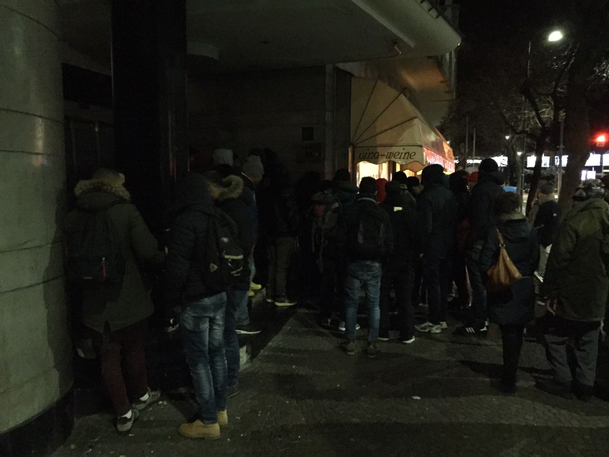 MeltingPotEU's tweet photo. #Bolzano - Più di 60 richiedenti asilo stanno occupando il centro d'accoglienza hotel Alpi. Sono da 3 settimane che dormono fuori al freddo https://t.co/kqIT7sLArQ