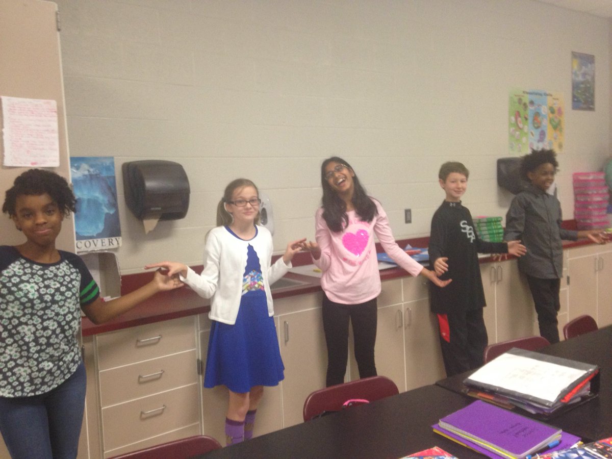 meskillscience's tweet photo. Learning about the nervous system by acting as neurons #hrmspatriots #science https://t.co/7wnrO0AZWC