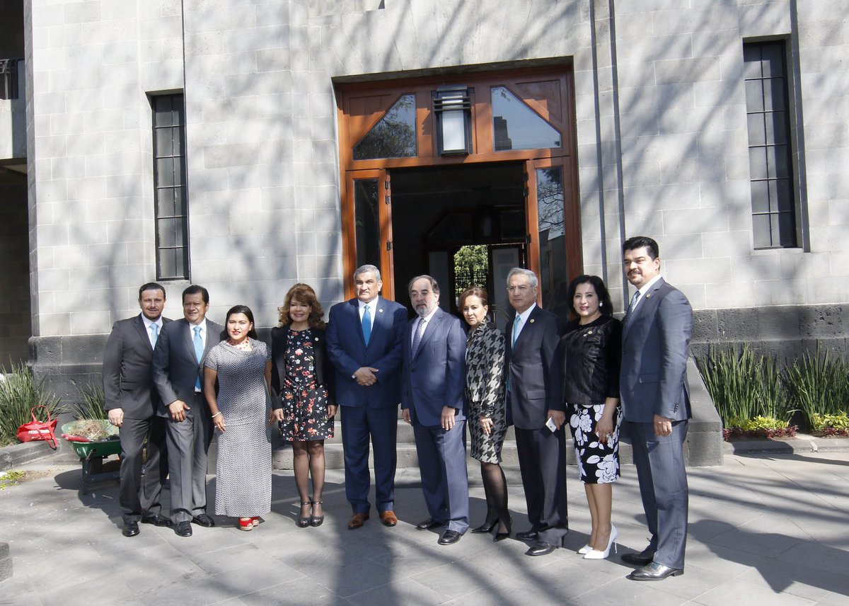 fuerza_turquesa's tweet photo. Previo a la reunión con @JoseNarroR @SSalud_mx, los diputados turquesa @dipnuevalianza y su coordinador @alfredvalles, con @Luiscasob https://t.co/dp4xdO1bDd