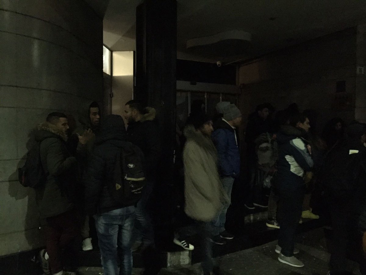 MeltingPotEU's tweet photo. #Bolzano - Più di 60 richiedenti asilo stanno occupando il centro d'accoglienza hotel Alpi. Sono da 3 settimane che dormono fuori al freddo https://t.co/kqIT7sLArQ