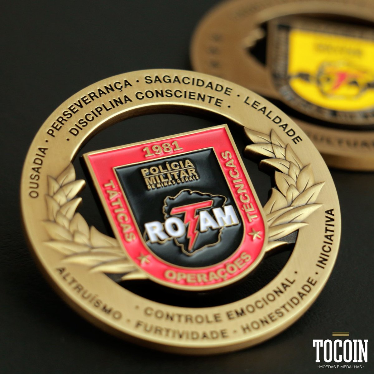 TocoinMoedas's tweet photo. Na #Rotam da #PMMG não se cultuam os fracos. 💪 Gostou da #challengecoin que criamos para a instituição? https://t.co/wcaBiZyVru