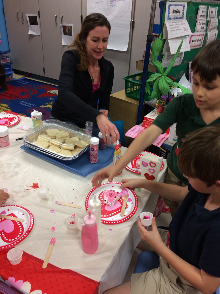 MsLacefield1st's tweet photo. Our cookie mom and kids decorating dessert! https://t.co/VZvt8rBrTl