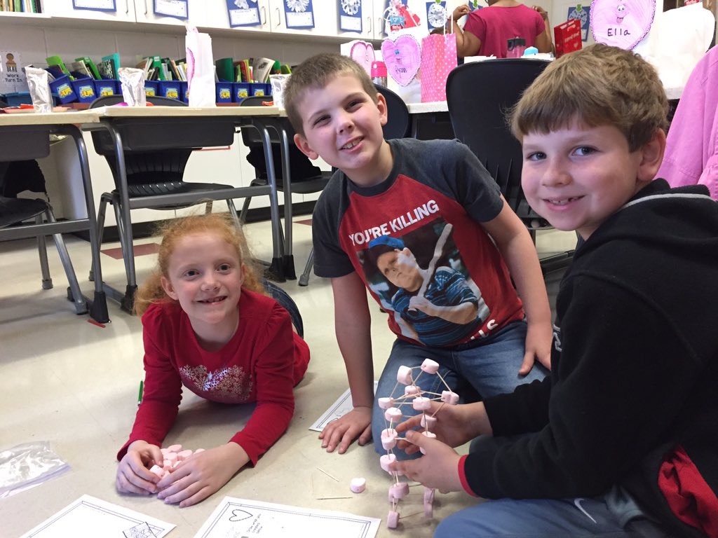 MsCrewsCrew's tweet photo. Using our #growthmindset, #7habits, &amp; #engineeringprocess to think outside of the box w/ a  bit of Valentine's fun! #Lex1heart #phescougars https://t.co/AfMBONODAM