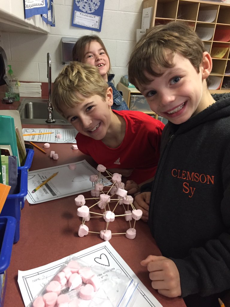 MsCrewsCrew's tweet photo. Using our #growthmindset, #7habits, &amp; #engineeringprocess to think outside of the box w/ a  bit of Valentine's fun! #Lex1heart #phescougars https://t.co/AfMBONODAM