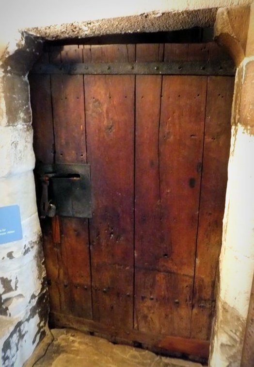 irarchaeology's tweet photo. England's oldest door, found in Westminster Abbey, it is made from a
tree which grew between AD 924 and 1030 https://t.co/vGwOa7yhKd