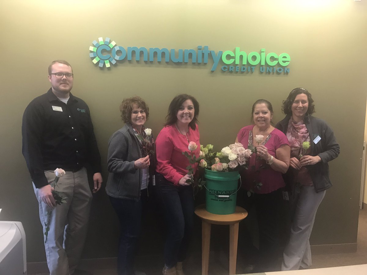 JoMcRobbie's tweet photo. @CCCUTED New Hudson is loving passing out roses to our members!! #cccuted https://t.co/mV5dDBw99v