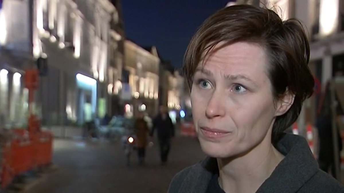 terzaketv's tweet photo. .@freyabos: "Meneer Bracke, neem uw bezem en ga voor uw eigen deur vegen" https://t.co/CdDYFSlEEb #terzaketv https://t.co/uqeLFmRtdB