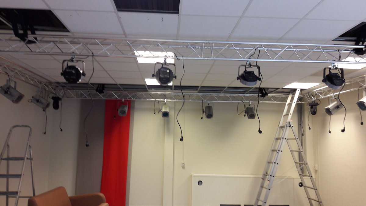 De_Ervaring's tweet photo. Er is gestart met het plaatsen van de verlichting. Belevingstheater 2.0 klaar voor 2017 #theater #belevingstheater #sheerenloo #innovatie https://t.co/MjkM8IxTDq