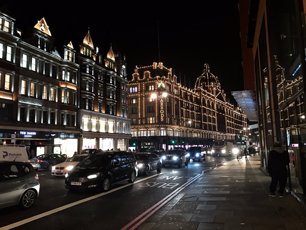 ChungaStereo's tweet photo. London Nightsbridge Tonight #nightsbridge #London @Harrods https://t.co/RbeCdL6jkZ