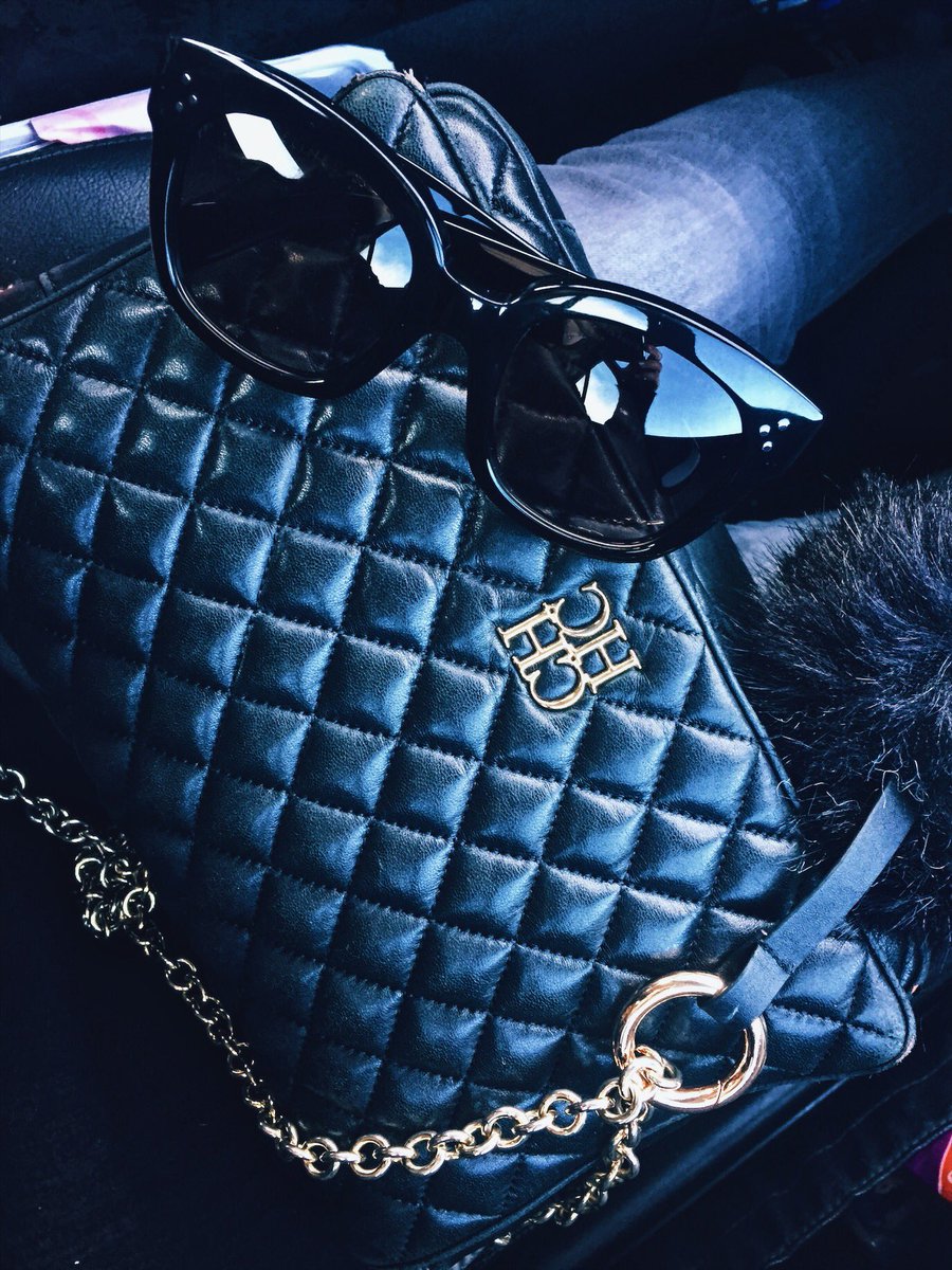 sofialledogomez's tweet photo. Details 💣 #locaporlosbolsos #blonde #blogger #fashion #instagramer #instablogger #details #celine #sunglasses https://t.co/9Y1djQ9oJm