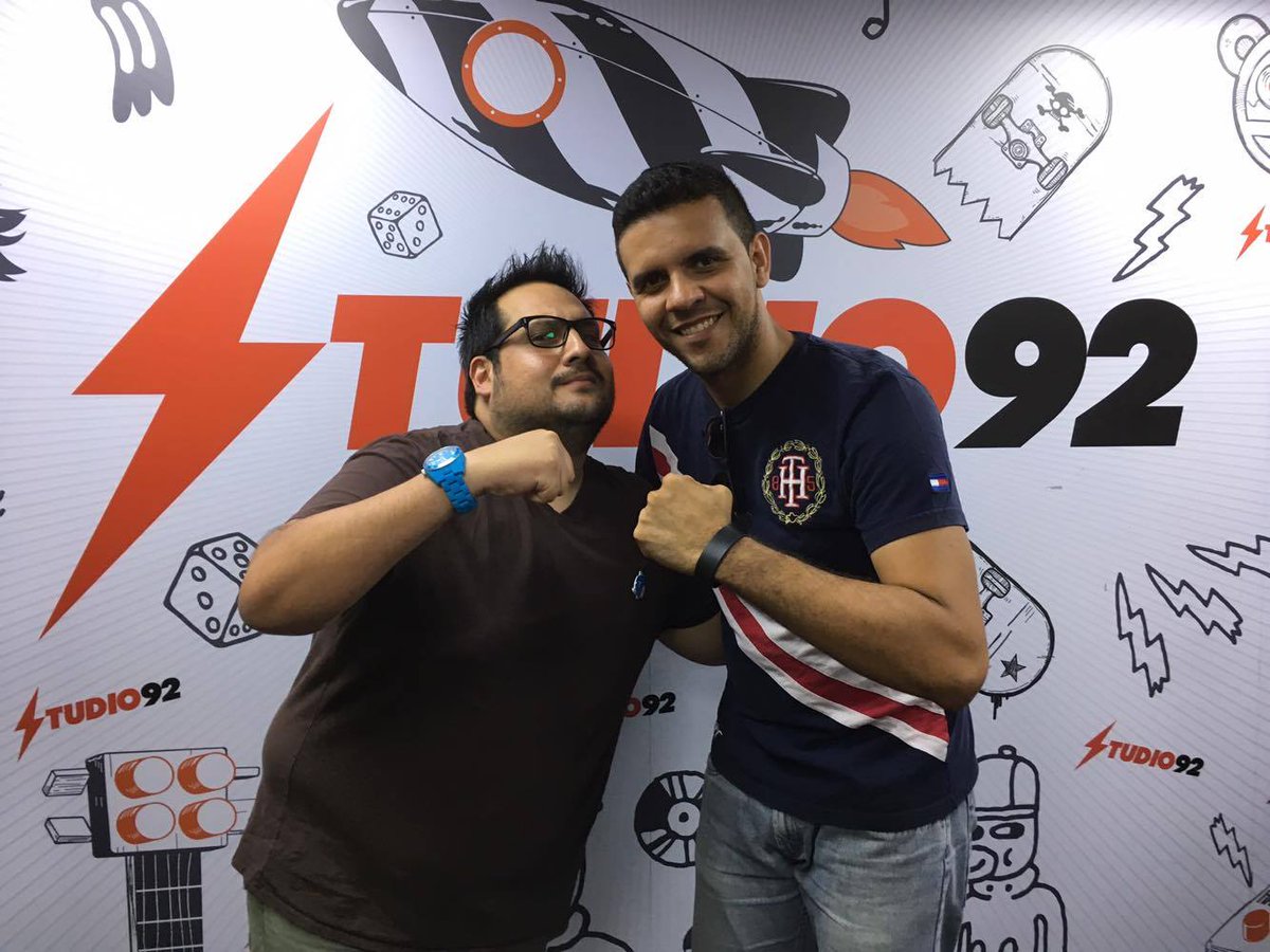 Studio92's tweet photo. #VsPicoAPico Arrancó el enfrentamiento de hoy con los Danieles @imgdanielrosas y @dasanroman ¿A quién le das tu voto? https://t.co/A3b8JBCGSZ