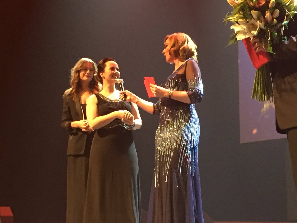 Verrast maar helemaal blij. De winnaar in de categorie Bruidsvisagist/hairstylist is: <a href="/visagiebaron/">Kelly Baron</a> #dwa