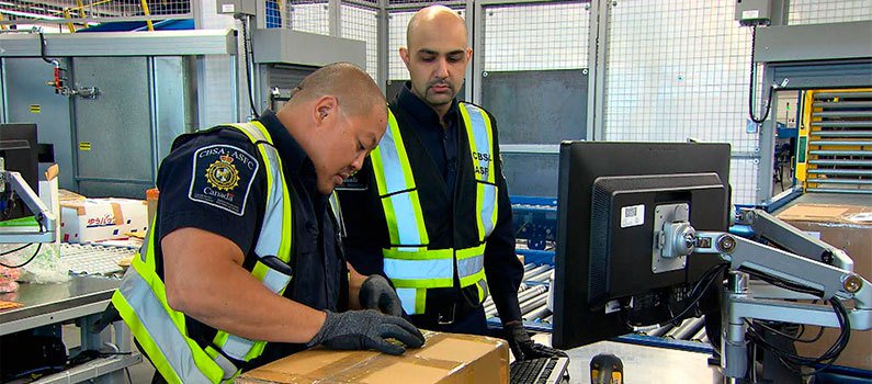 enplus's tweet photo. Fronteras peligrosas: falsos turistas llegan a Canadá en la 3ra temporada de la serie… https://t.co/hQ29KNwwWs https://t.co/QMznPLYmSj