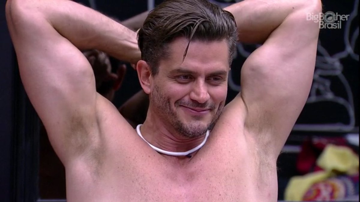 avicmonteiro's tweet photo. Passei o dia morrendo de saudade dessa coisinha sim!!! Deu até um alivio chegar em casa e abrir o ppv ❤#BBB17 #RedeBBB https://t.co/8mUr3udT2P