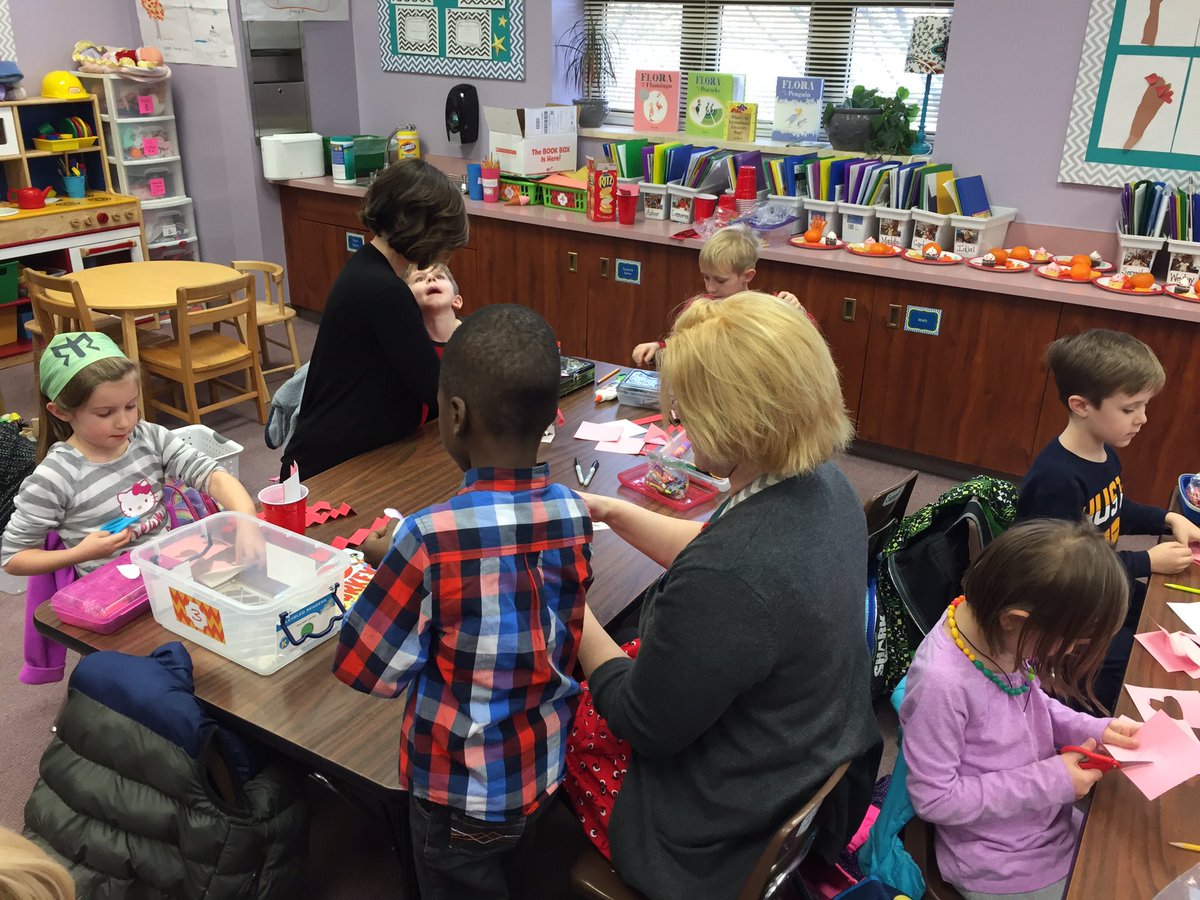 MrsRussosclass's tweet photo. Valentine's party!! https://t.co/rUnWJMOBAY