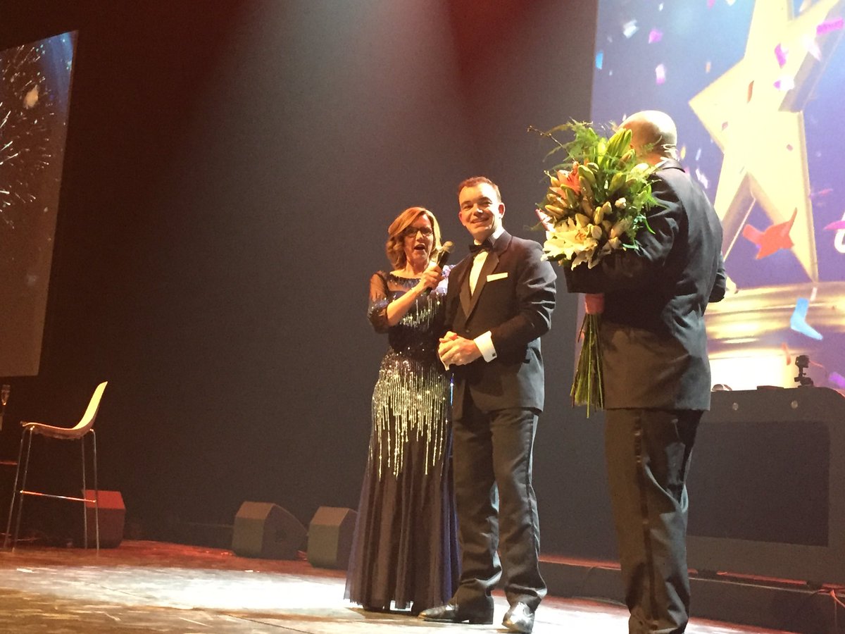 Verschillende keren genomineerd en dan nu eindelijk gewonnen! Gefeliciteerd <a href="/BasUijlings/">Bas Uijlings</a> in de categorie Trouwfotograaf #dwa