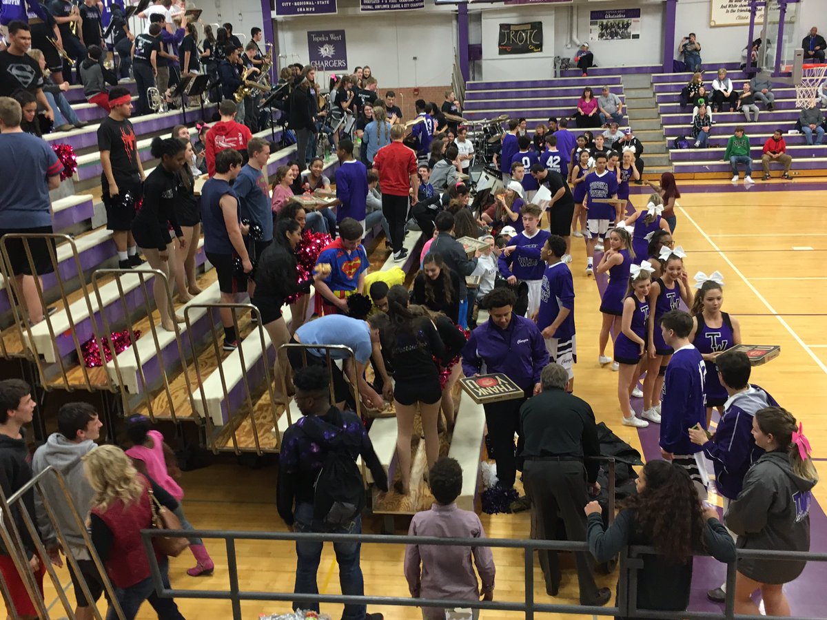 TWChargersBBall's tweet photo. Happy Valentine's Day to a great student section, an outstanding band, the Westsiders, cheerleaders and fans!! 🍕🍕❤️❤️ #chargerpride https://t.co/OfOIYnYqx5