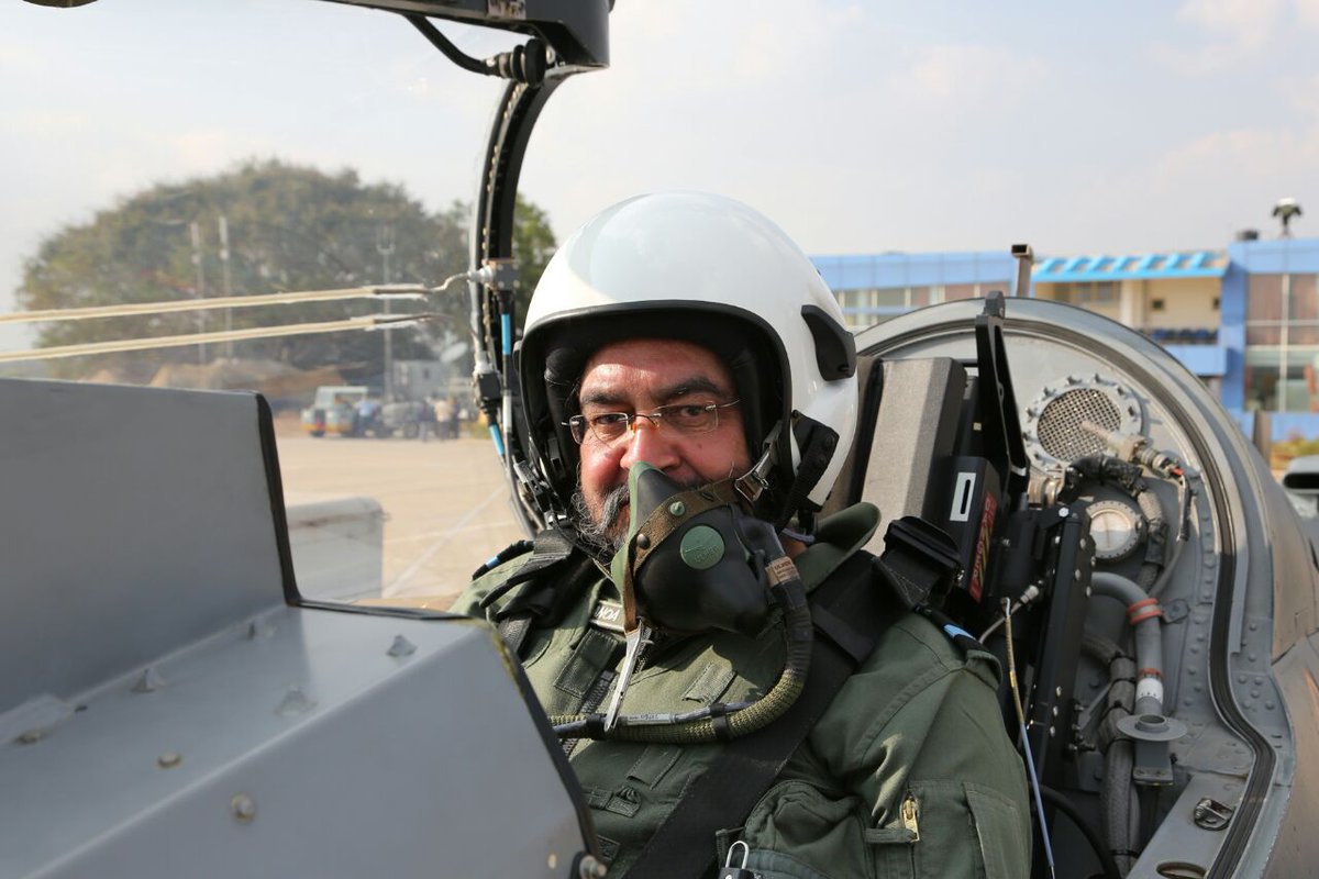 news24tvchannel's tweet image. Boss ho to aisa..IAF chief flies Tejas #AirForceChief#Tejas bit.ly/2kGhUal