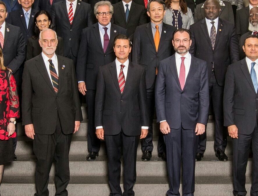 DalToloache's tweet photo. A veces quisiera ser tan feliz como EPN en un 14 de febrero #SanValentínEsParaInútiles @chocos https://t.co/YtCEtWoYK5