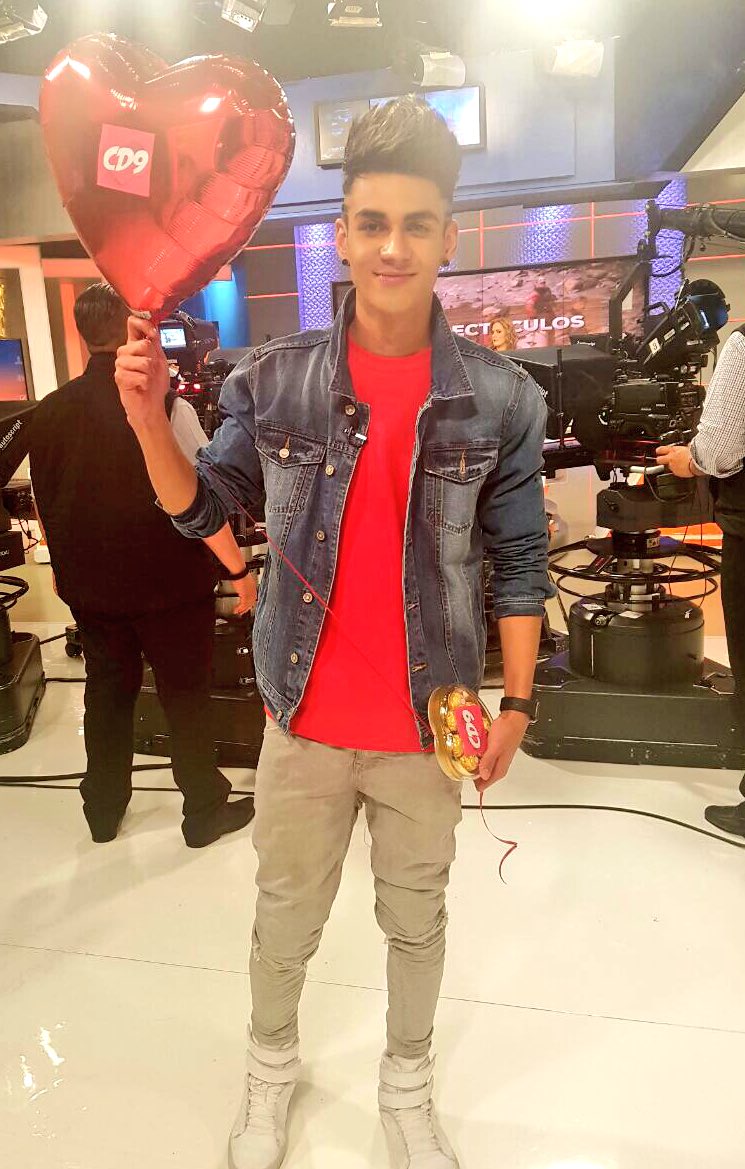 AL0NS0L3CHIT4's tweet image. -Hija te buscan en la puerta
-¿quien? 
-
#KCAEstrellaLatina #CD9