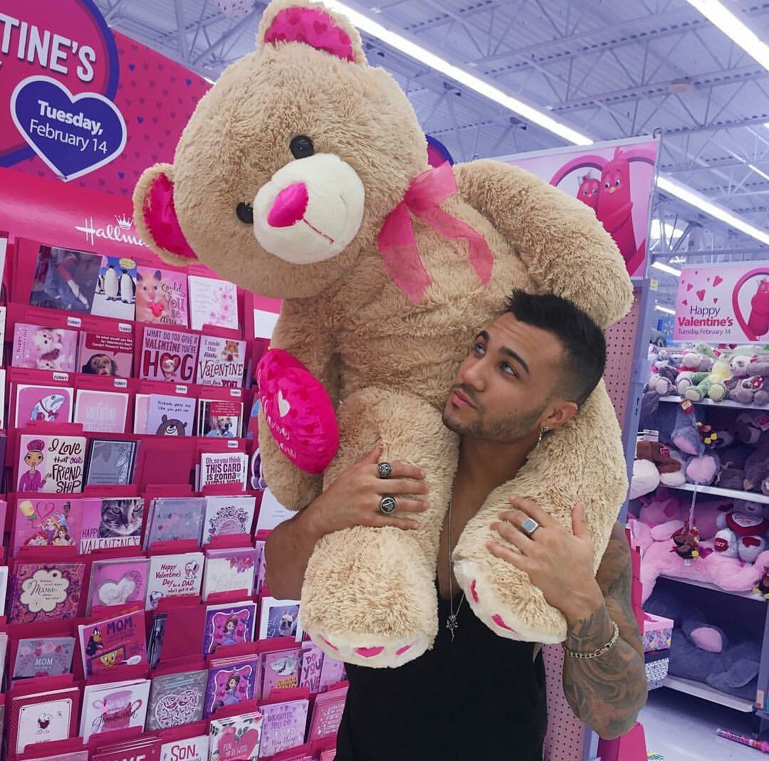LyonWadeJ's tweet photo. -Me presento en la casa de mi niña con su regalo de san valentin- https://t.co/LHG3rJXVAq