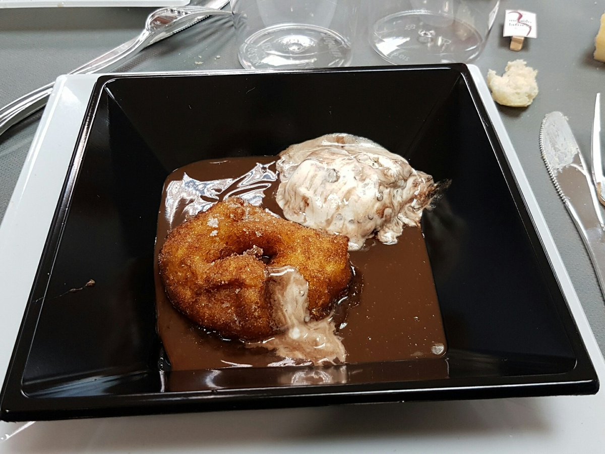 El primer bunyol de l'any! Gentilesa de <a href="/borrull_socors/">Falla Borrull Socors</a> #quenelle