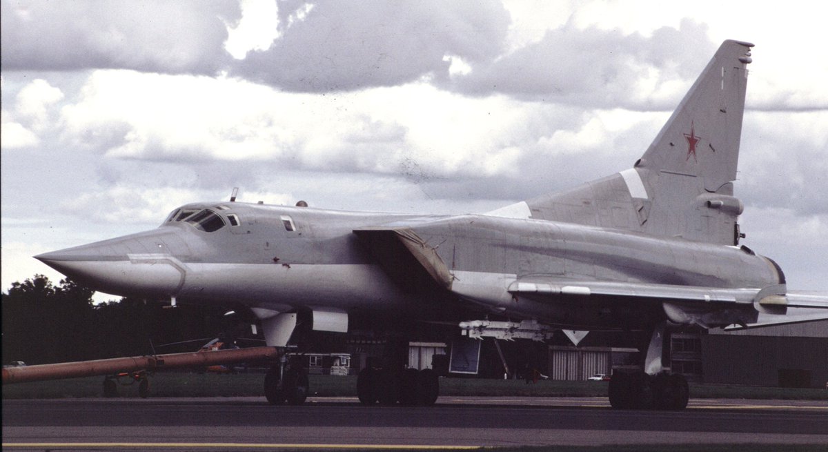 WoodenModel's tweet photo. RT @teaselstudio1: Farnborough 1992 and the Russians came to sell their wares. https://t.co/tNQsFAGHYG