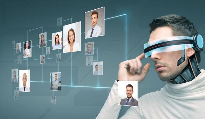 Virtual/augmented reality use is on the rise in #socialmedia apps! These features connect online life to real life for users #BryantDM