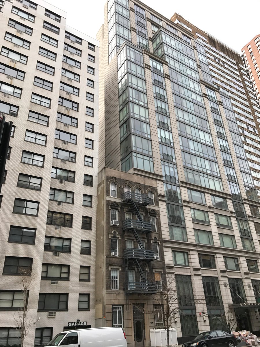 chrisjhorne's tweet photo. Interesting use of air rights #architecture #NYC https://t.co/QwPe2dYiKg