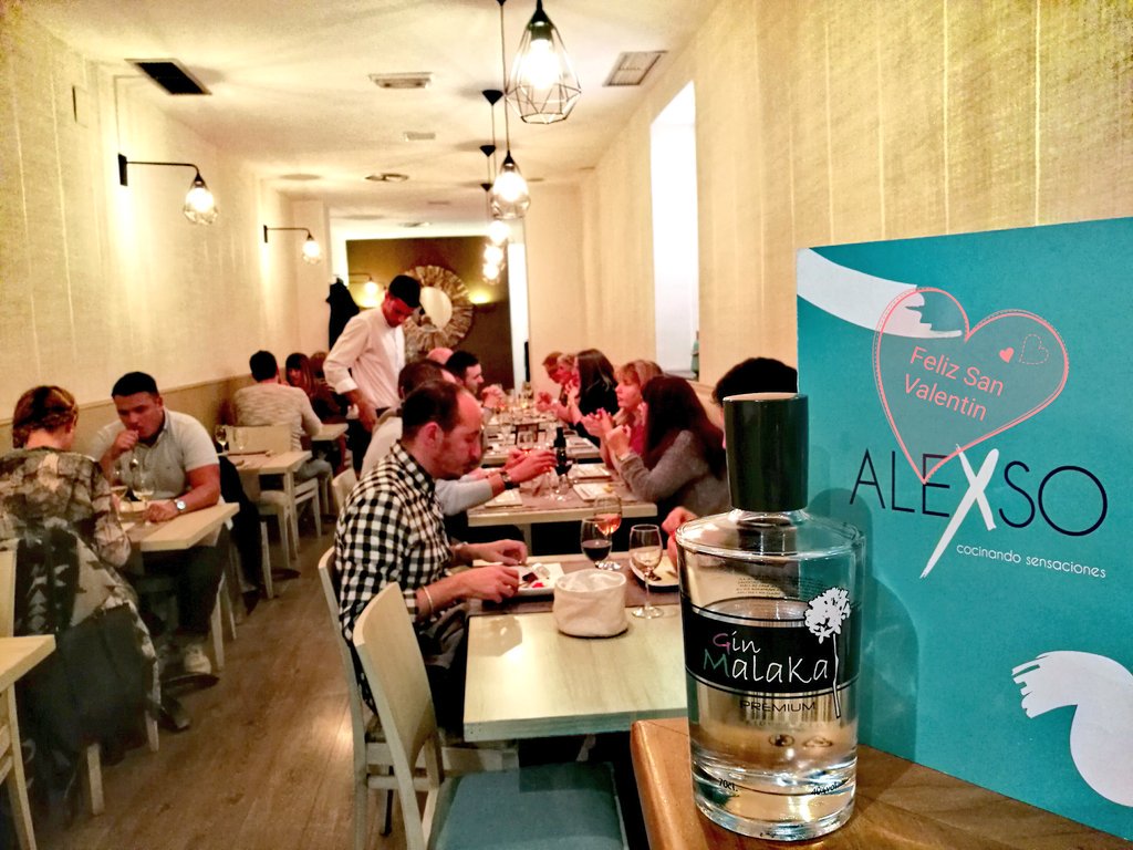 MalakaGin's tweet photo. Nuestros amigos de #Alexso celebran #SanValentin   viviendo la experiencia #GinMalaka  #FelizSanValentin  #14febrero #Malaga #Gin #ginebra https://t.co/RlHhM9I9Wy