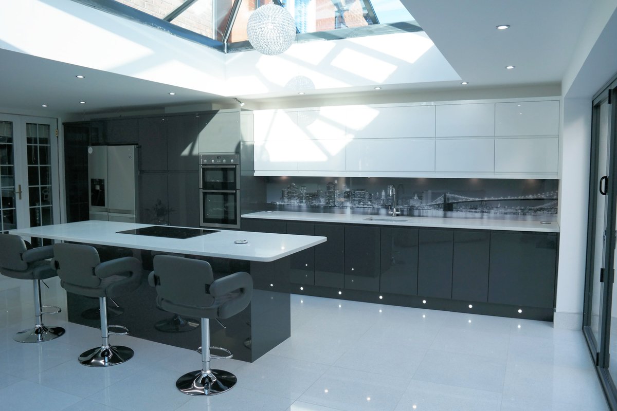 MetcalfKitchens's tweet photo. outstanding #multiwood gloss #anthracite #kitchen with @itastone white mirror #quartz @_BakeitYourself #appliances & glass splashback https://t.co/mnnNAdTGhK