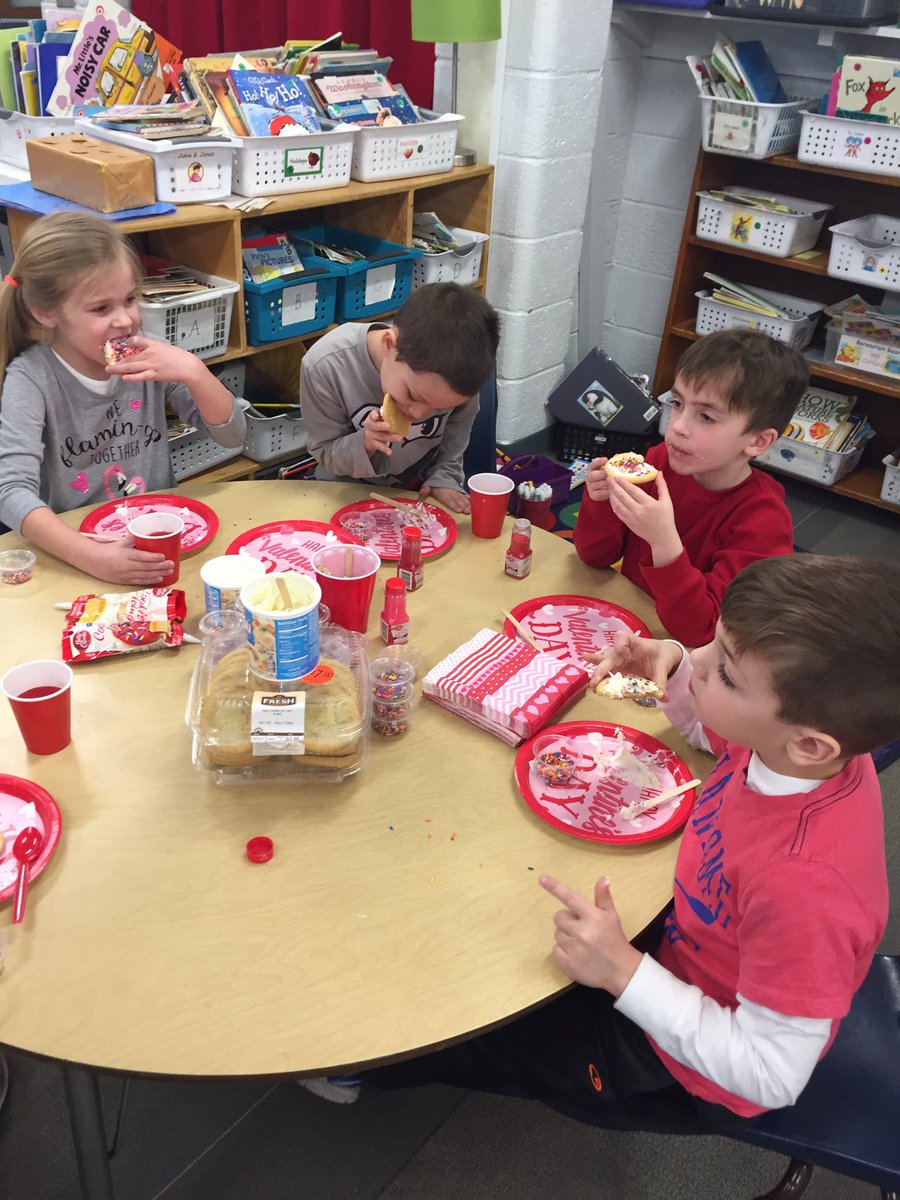 MWolynski's tweet photo. Valentine's Day fun in first grade!! 💗 #pattengillpride https://t.co/at1JAXAkFL