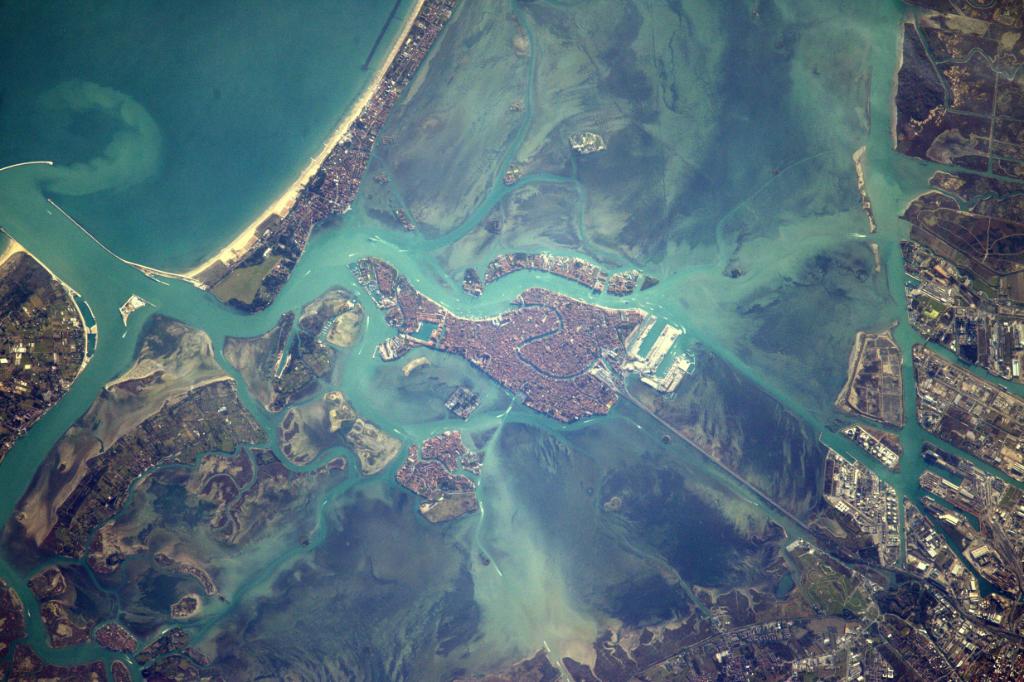 NASA's tweet image. The winding, turquoise canals of Venice were captured by @Thom_Astro as the @Space_Station flew over Italy. Look: go.nasa.gov/2kHAkqX