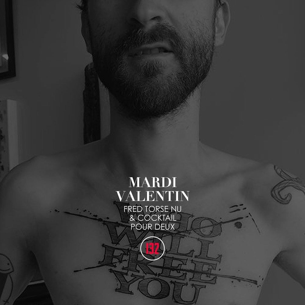 Voici l'offre de Fred : à 12 personnes assisent au bar... Il enlève sa chemise !
On jase là