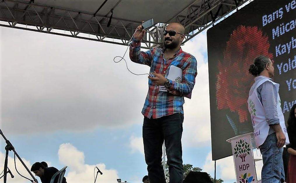 İstanbul İl Yönetimi'nden Basın Komisyonu Sorumlusu Süleyman Başer bu gece gözaltına alınmıştır. Bu hukuksuz gözaltıları kınıyoruz.