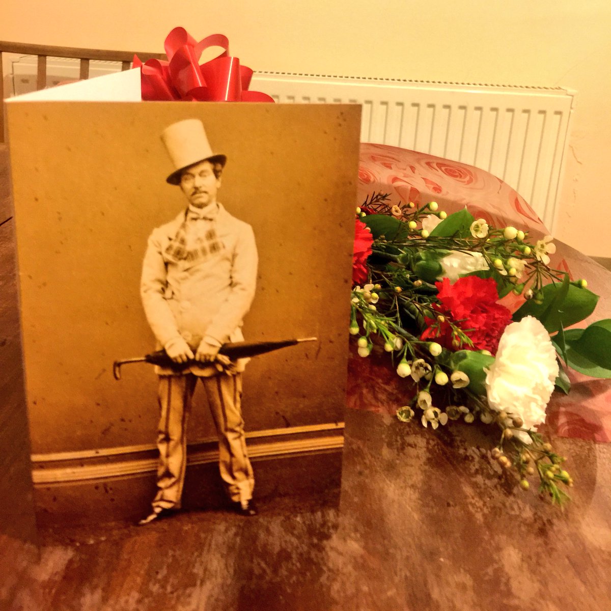 𝖸𝗈 𝖮𝗄𝖺𝖽𝖺 Twitterren 花束もらったが花瓶がない 昨日飲んだクラフトビールの空き瓶にさした