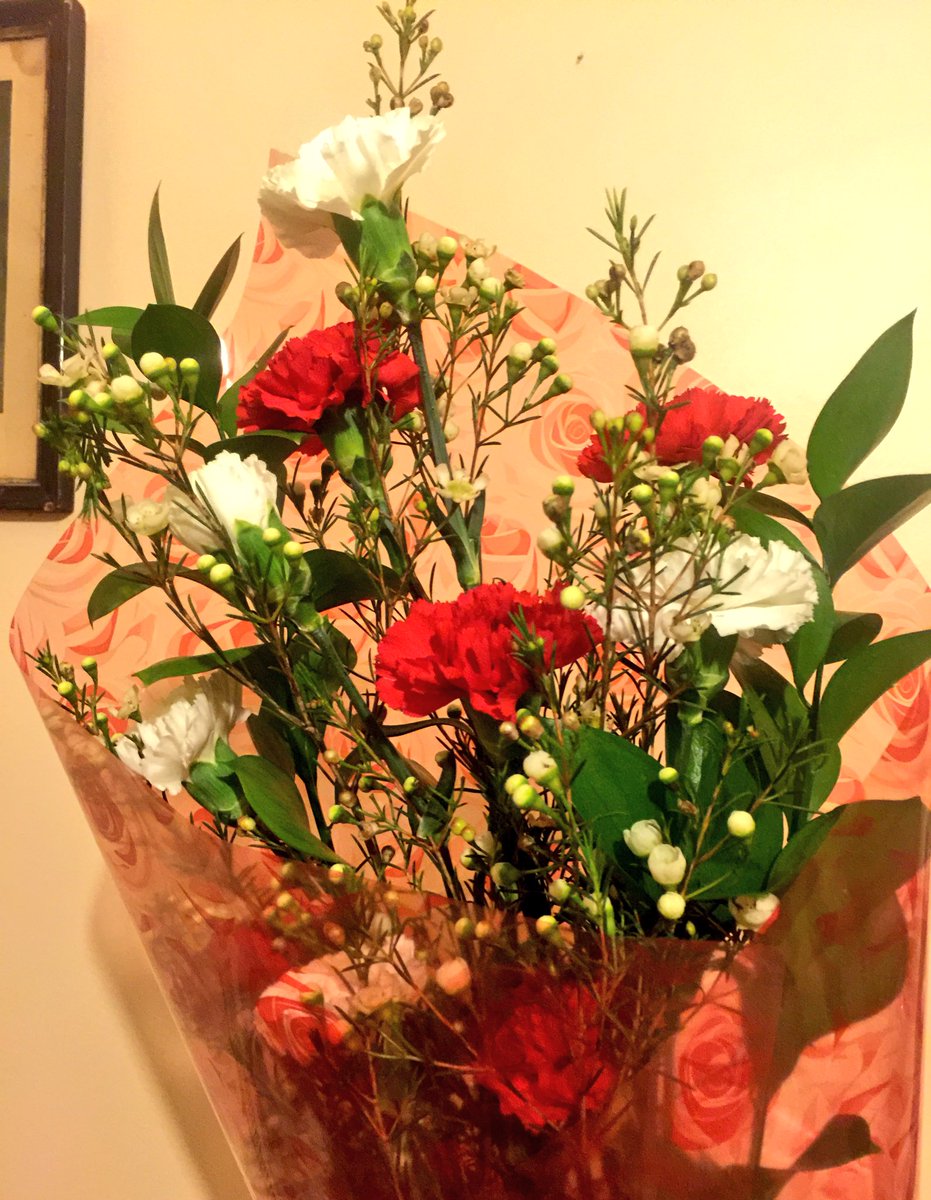 𝖸𝗈 𝖮𝗄𝖺𝖽𝖺 Twitterren 花束もらったが花瓶がない 昨日飲んだクラフトビールの空き瓶にさした