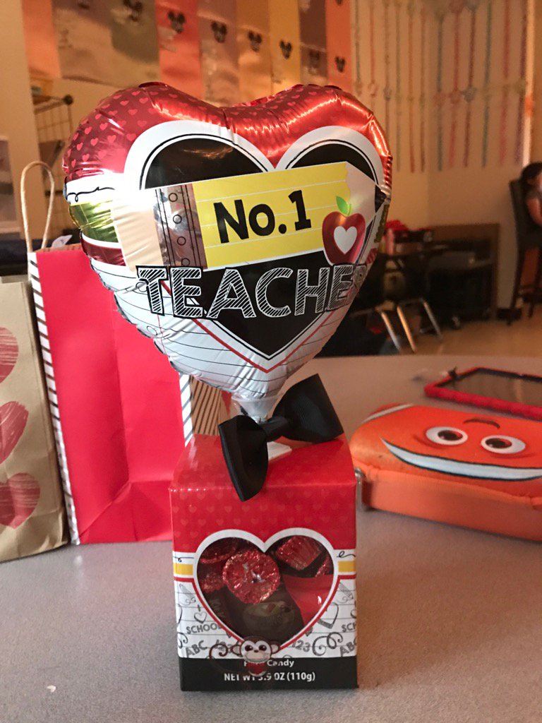 ghodgesdiboll's tweet photo. Love my teacher gift @ghodgesdiboll @ElemJacks @kmjdover https://t.co/OqyRypwaGN