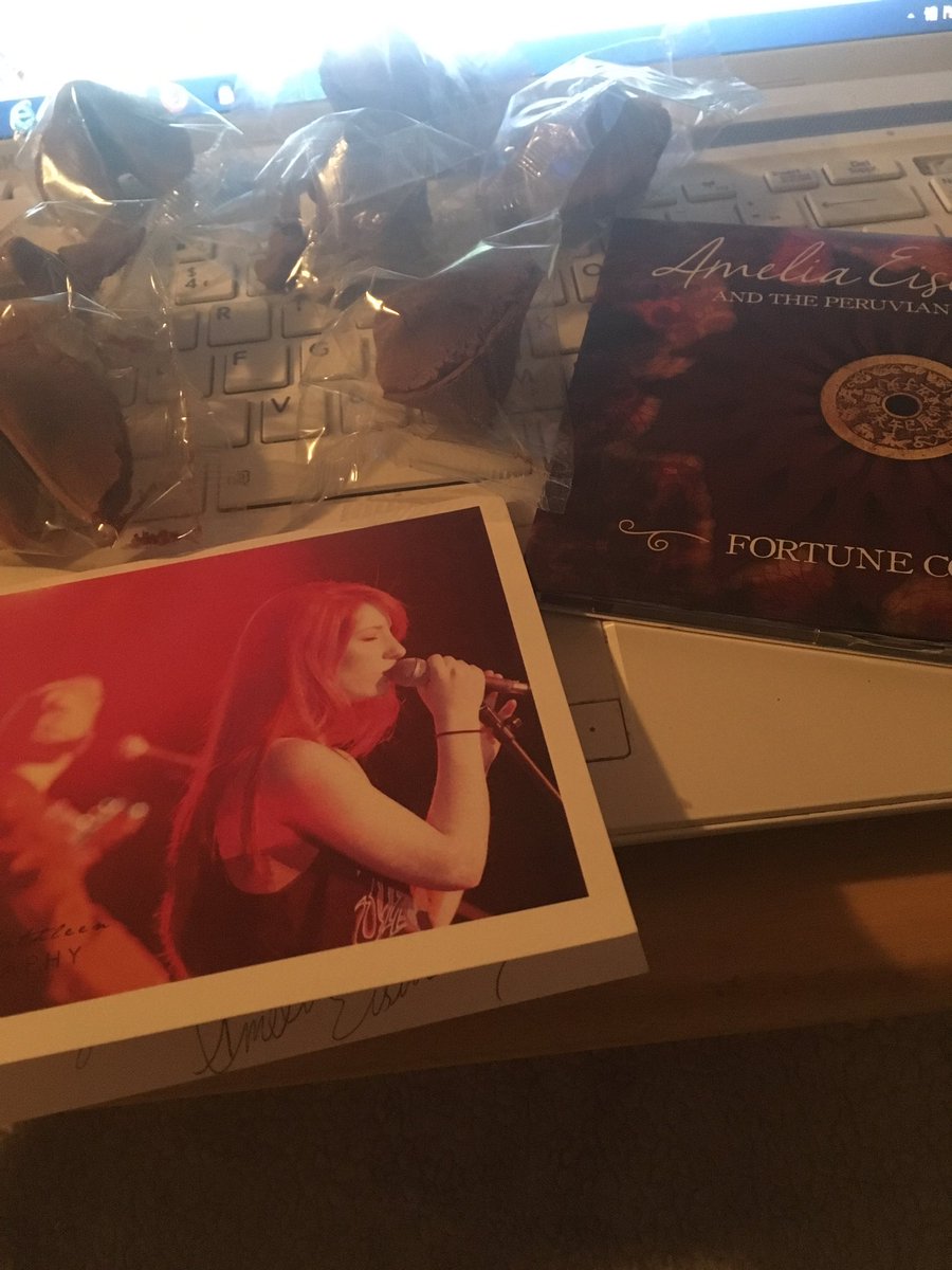 ReadLikeGilmore's tweet photo. Got this in the mail today. Thank you so so so much @TheAmeliaJE ❤😍expect something in the mail from me soon! https://t.co/wok2eXw1C5
