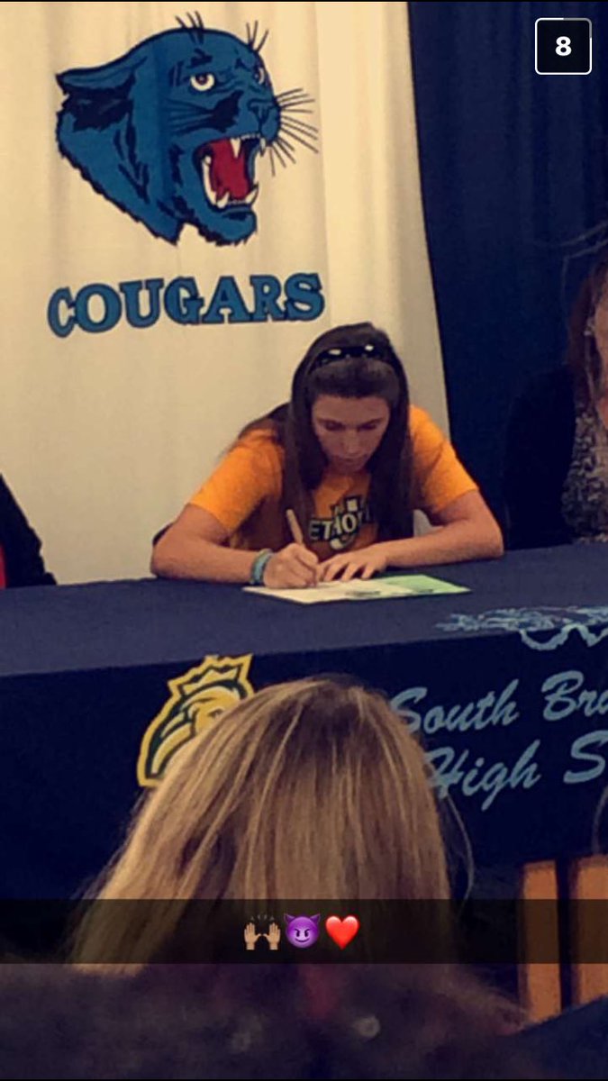 twells5823's tweet photo. Proud to say I signed today💛💚 https://t.co/Wdmco0r2wU