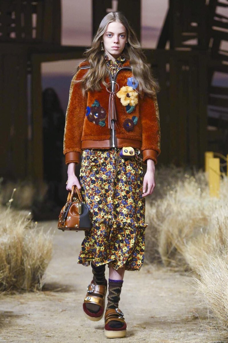 4ngelVazquez's tweet photo. Mariana Zaragoza en @Coach FW2017 #NYFW https://t.co/FJs6MbZH0r