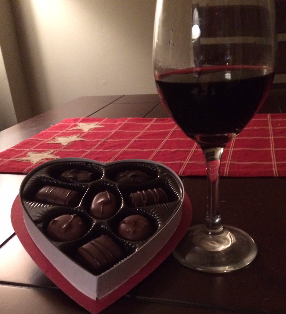kjonestoa's tweet photo. Happy Valentines Day with @luckettvineyard #phoneboxred https://t.co/kAcmXInNts